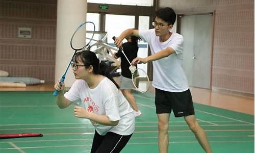 学生高中生打羽毛球训练图片